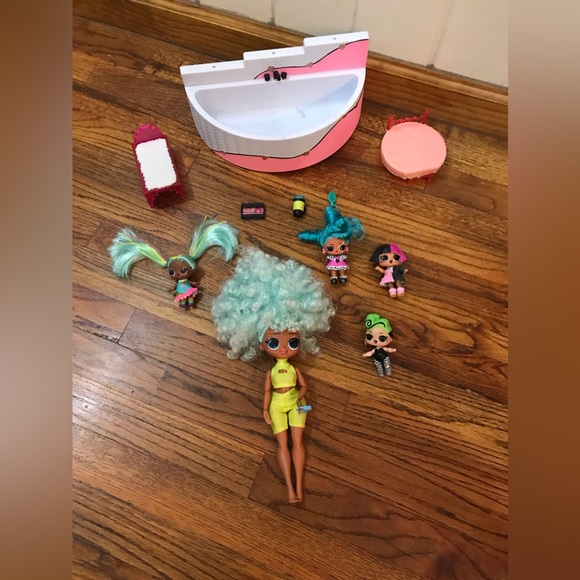 L.O.L. Surprise! LOL OMG Dolls Spa Day
Large Doll Spa Bathtub, Bed, Lounge Chair - Picture 14 of 15